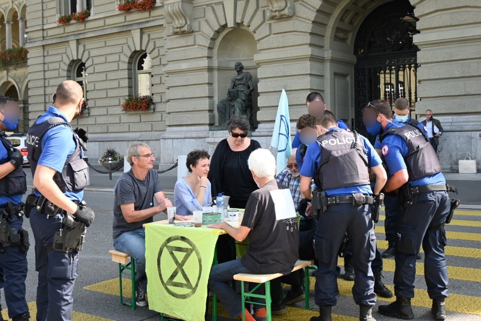 Polizisten fühlen sich mehr zu Keksen hingezogen als Parlamentarier.