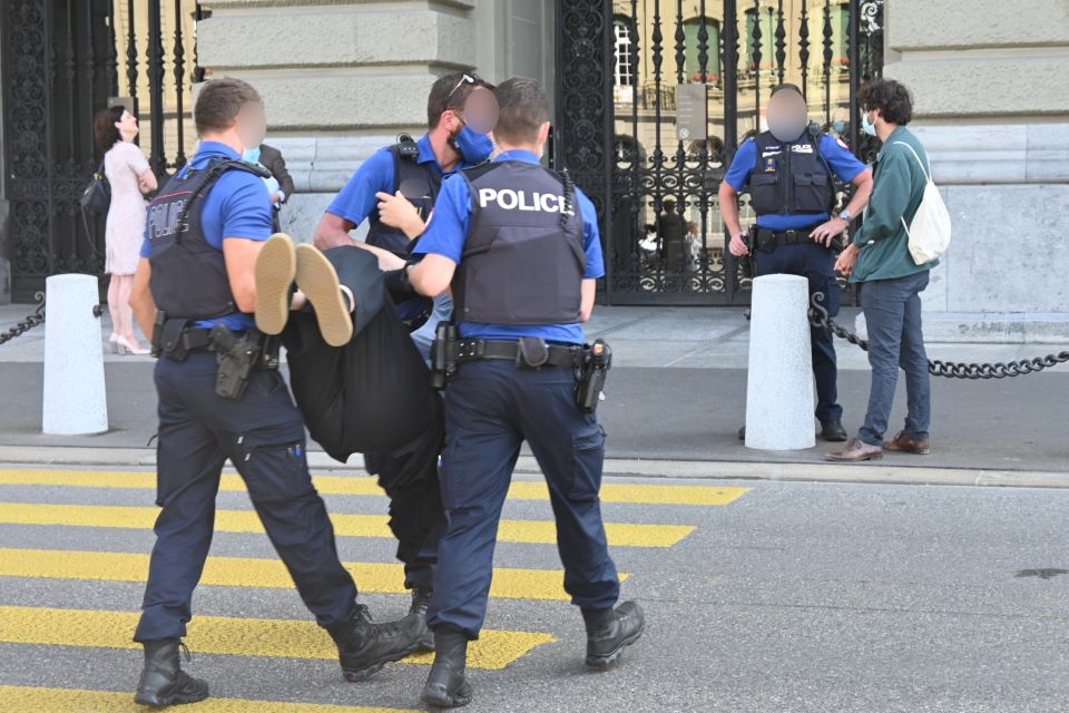 Die Polizei entreisst eine Rebellin ihrem Kaffee und ihren Keksen und bringt sie in eine Welt des Klimakollapses.